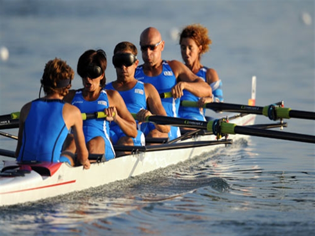 La canoa della nazionale azzurra sfreccia sulle acque, spinta dalla determinazione degli atleti a bordo